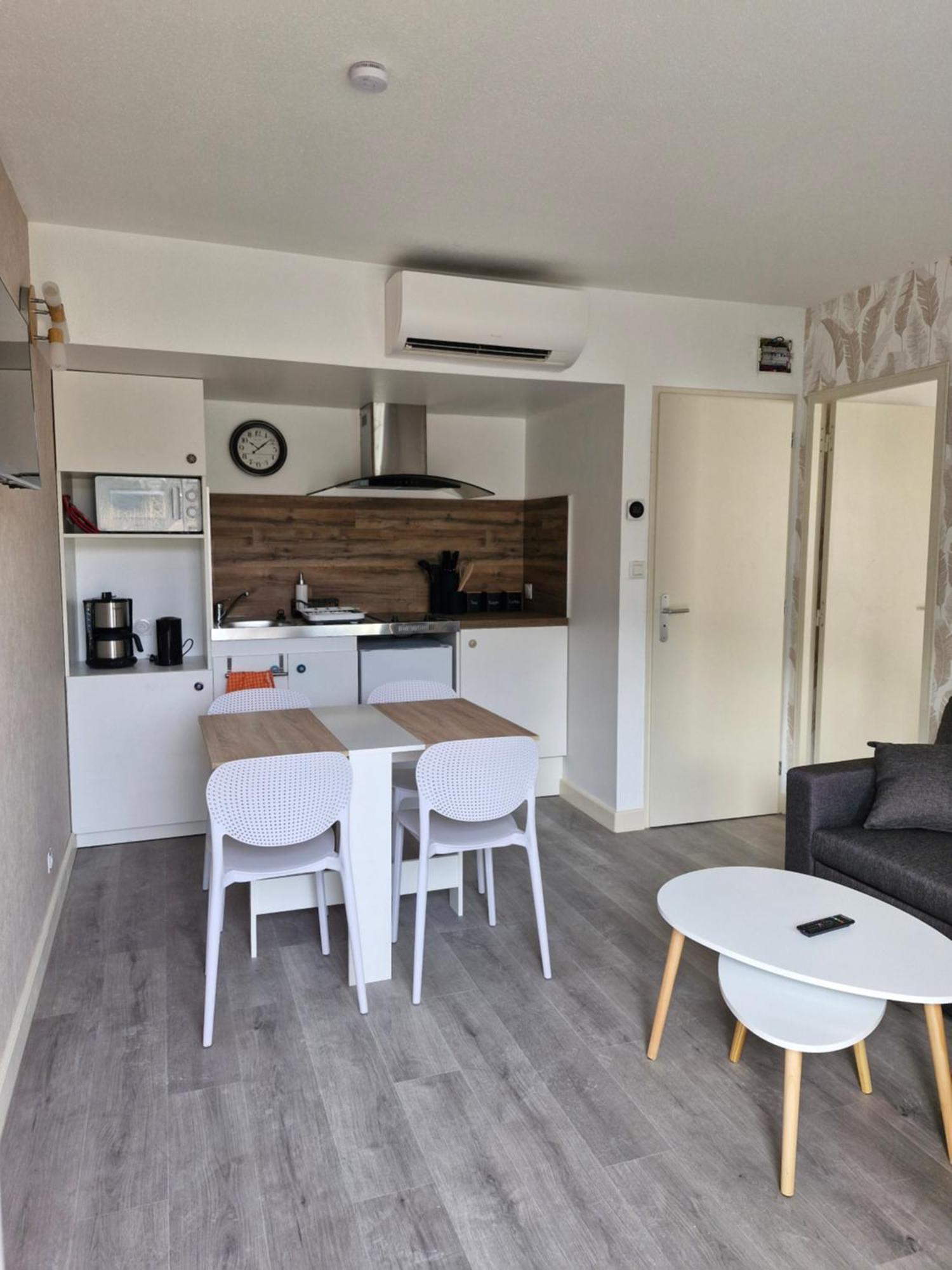 Hotel Le Vanseen Les Vans Luaran gambar